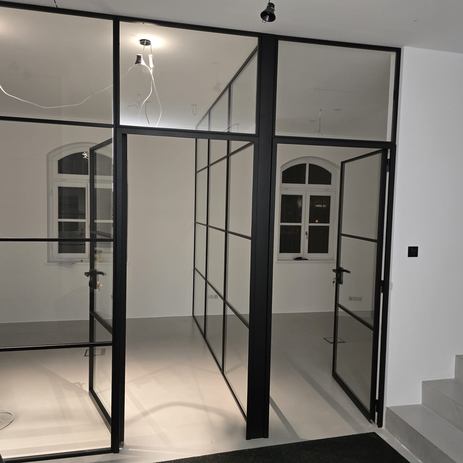 Glastrennwand mit Lofttüren